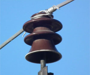 Крепление 2 проводов 10 кв на изолятор. Траверсы вл-110кв на опоре. Изоляторы шф вл 10 кв. Крепления изоляторов на опорах. Узел подвески изоляторов для вл 10 кв.